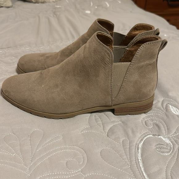 Dr. Scholl’s Booties size 9.5 medium in a beige tan color - Picture 2 of 8